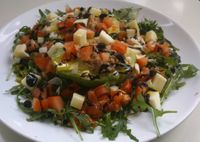Salat mit Avocado, Thunfisch, Ziegenkäse, Tomate